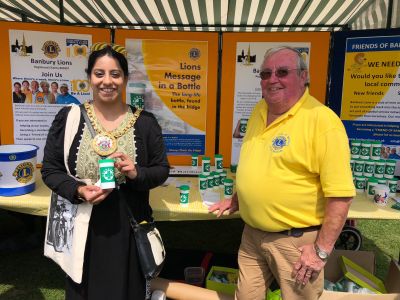 Banbury Mayor Cllr Shaida Hussain with Lion Fred and a Message in a Bottle